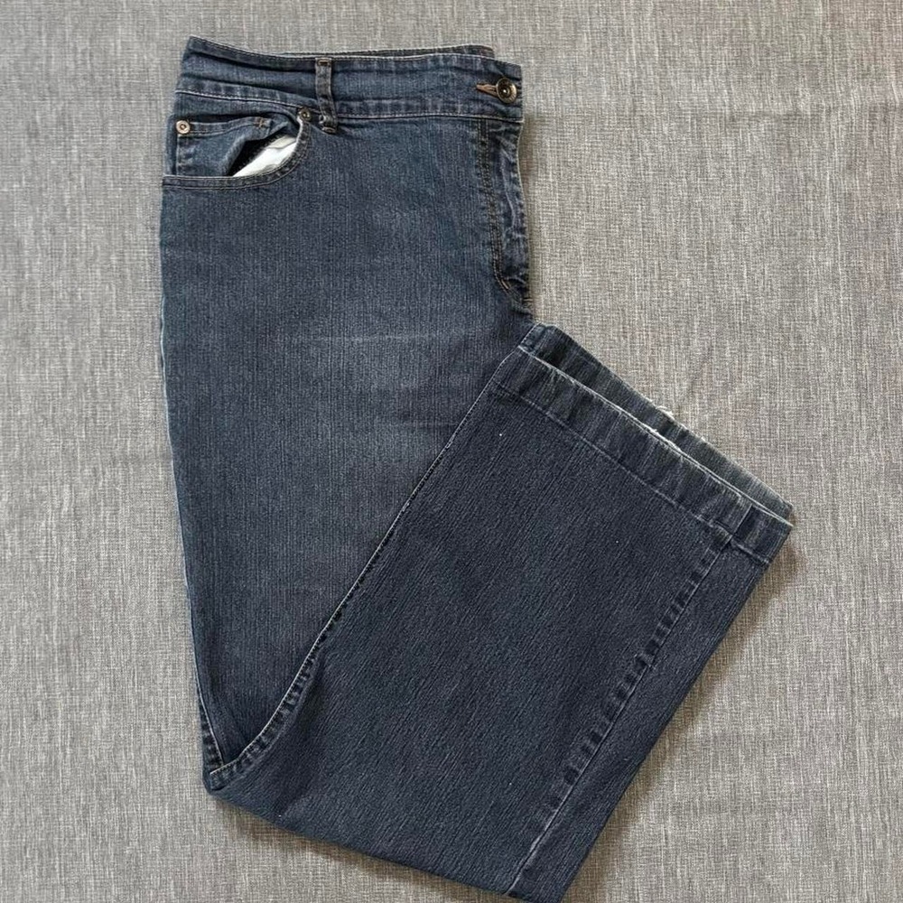 Contrast Dark blue denim jeans with a relaxed fit